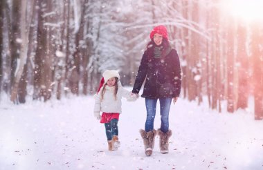 Bir kış masal, genç bir anne ve kızı bir kızak sürmek