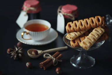 Kahvaltı için ayarlayın. Tatlı ve hamur işleri için çay bir bl Fındıklı
