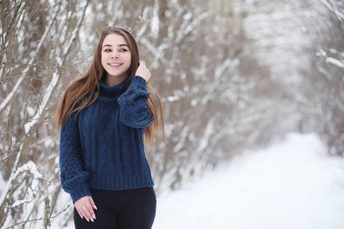 Genç bir kız bir kış parkta bir yürüyüş. Noel tatili t