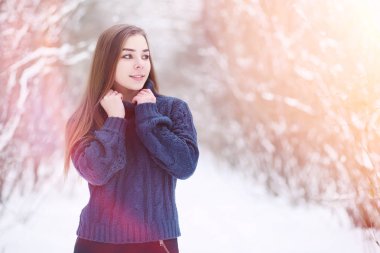 Genç bir kız bir kış parkta bir yürüyüş. Noel tatili t