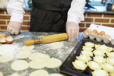 Erkek chef malzemeler kitch un ürünleri hazırlamak için kullanır