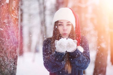 Genç bir kız bir kış parkta bir yürüyüş. Noel tatili t