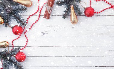 Yeni yıl arka plan. Ahşap bir masa Ladin dallarda. Orname