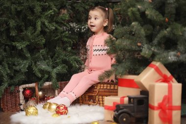 Yeni yıl Noel içinde küçük kız bir atmosfer. Mutlu kız