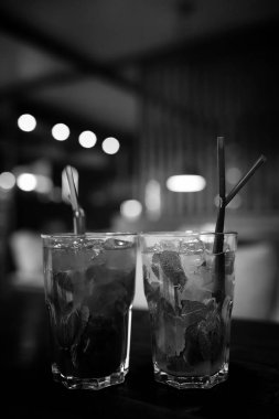 Bir tabloda bir kafe nesneleri