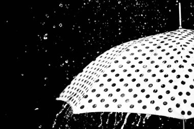 yağmur damla şemsiye izole