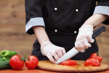 Aşçı taze çiftlik sebze keser