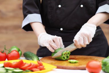 Aşçı taze çiftlik sebze keser