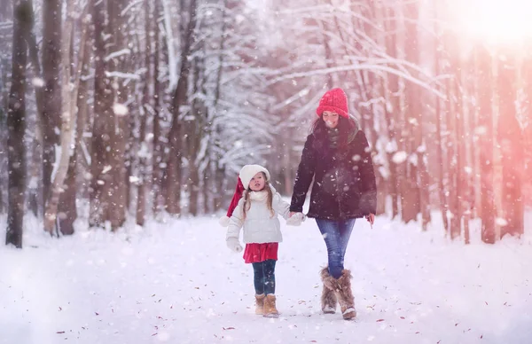 Bir kış masal, genç bir anne ve kızı bir kızak sürmek