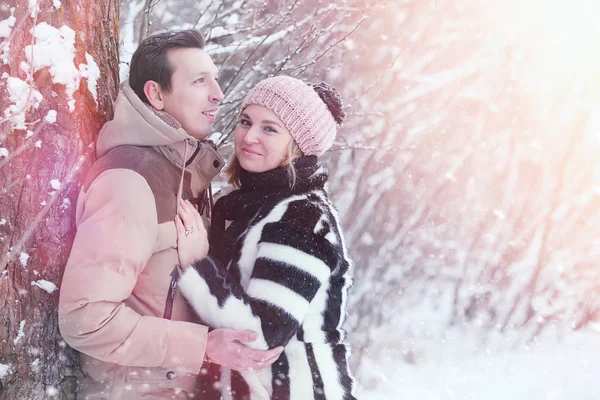 Une jeune famille avec enfants se promène dans le parc d'hiver. Winte — Photo