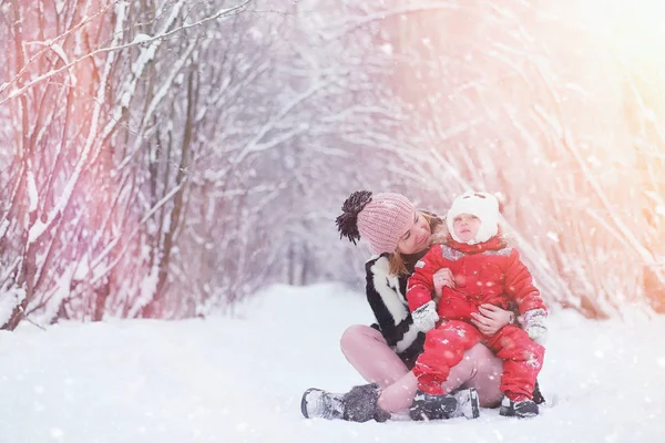 Giovani famiglie con bambini camminano nel parco invernale. Winte — Foto Stock