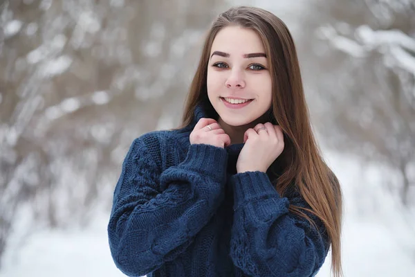 Una joven en un parque de invierno en un paseo. Vacaciones de Navidad en t — Foto de Stock