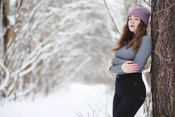 Młoda dziewczyna w parku zimowym na spacer. Święta Bożego Narodzenia w t — Zdjęcie stockowe