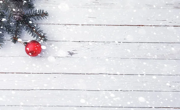 Yeni yıl arka plan. Ahşap bir masa Ladin dallarda. Orname