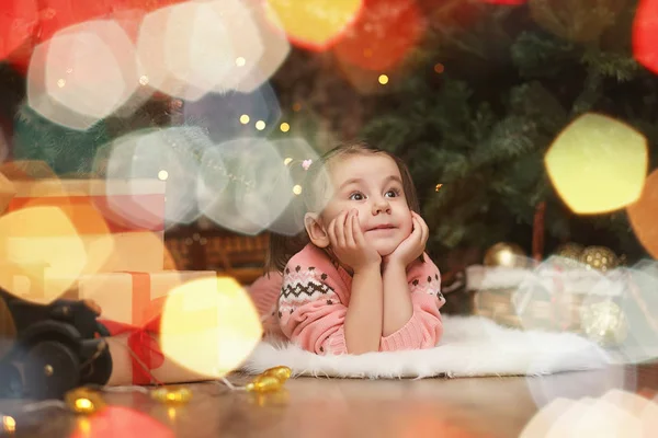Little girl in new years Christmas atmosphere. The girl is happ — Stock Photo, Image