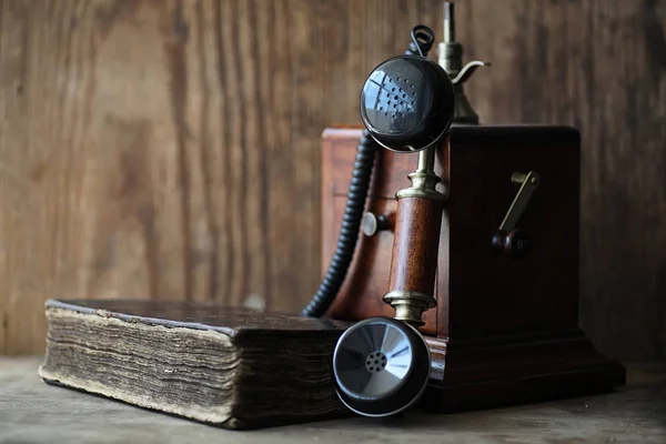 Altes Telefon und Retro-Buch auf Holz — Stockfoto