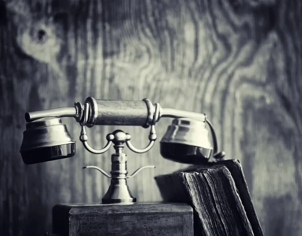 Old telephone and retro book on the desk. The phone of the past — Stock Photo, Image