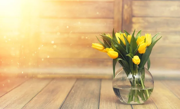 Um buquê de tulipas vermelhas em um vaso no peitoril da janela. Um presente para — Fotografia de Stock