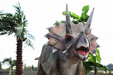 Dinozorlar Park. Bir dinazor doğa arka plan üzerinde. Oyuncak d