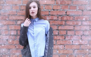 Genç kız açık havada kışın. Model kız açık havada bir w üzerinde poz