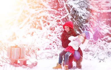 Bir kış masal, genç bir anne ve kızı bir kızak sürmek