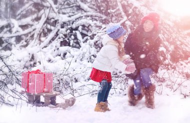 Bir kış masal, genç bir anne ve kızı bir kızak sürmek