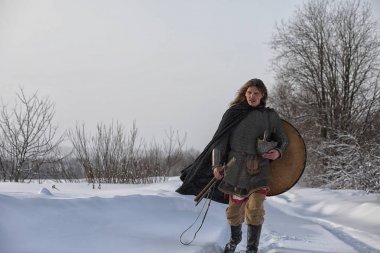 Defender'ı posta zırh genç savaşçı