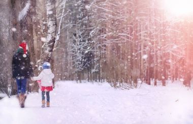 Bir kış masal, genç bir anne ve kızı bir kızak sürmek