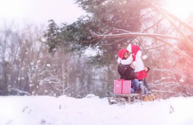 Bir kış masal, genç bir anne ve kızı bir kızak sürmek