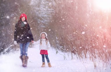 Bir kış masal, genç bir anne ve kızı bir kızak sürmek