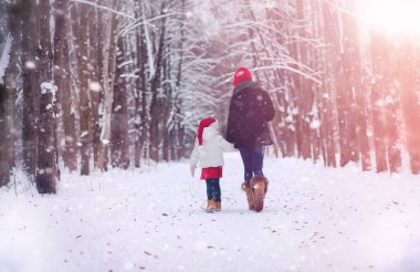 Bir kış masal, genç bir anne ve kızı bir kızak sürmek
