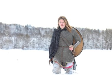 Defender'ı posta zırh genç savaşçı