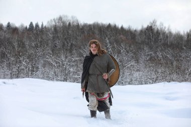 Defender'ı posta zırh genç savaşçı