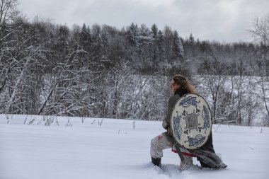 Defender'ı posta zırh genç savaşçı