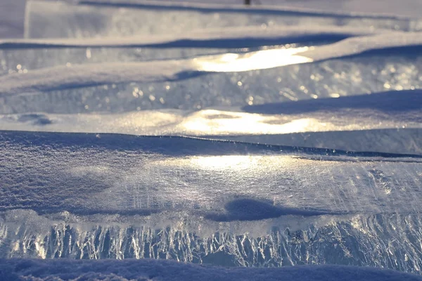 Textura de gelo no inverno. Pedaços de água congelada em uma rua em — Fotografia de Stock