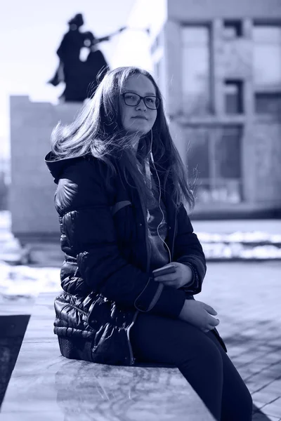 Foto en blanco y negro de una joven en un paseo — Foto de Stock