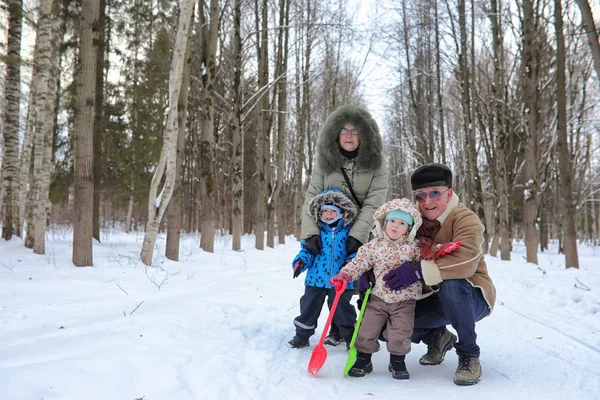 Gezin met kinderen in winterpark in het weekend — Stockfoto