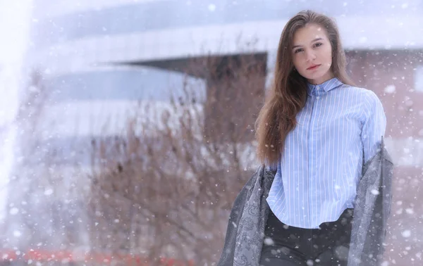 Junges Mädchen im Winter im Freien. Modell Mädchen posiert draußen auf einem w — Stockfoto