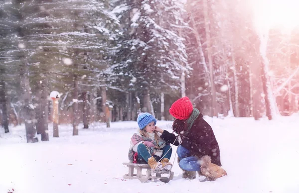 Un cuento de hadas de invierno, una joven madre y su hija montan en un trineo — Foto de Stock