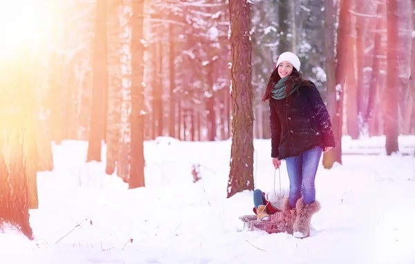 Un conte de fées d'hiver, une jeune mère et sa fille montent en traîneau — Photo