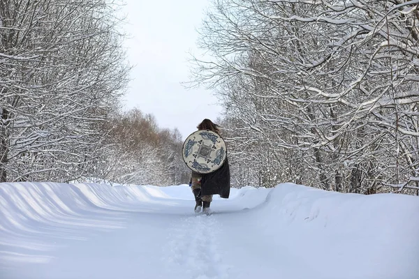 Defender'ı posta zırh genç savaşçı