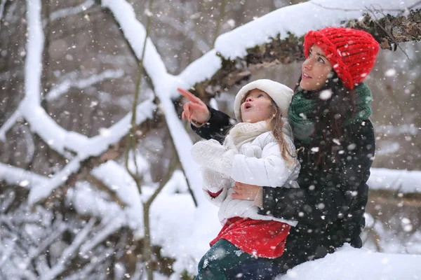 Bir kış masal, genç bir anne ve kızı bir kızak sürmek — Stok fotoğraf