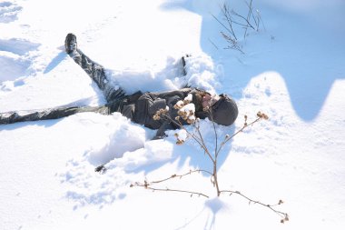 Kışın sokakta bir adam. Adam kışın yürüyor.