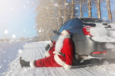 Noel Baba hediyeleri ile açık gelir. Noel Baba kırmızı bir SÜ
