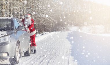 Noel Baba hediyeleri ile açık gelir. Noel Baba kırmızı bir SÜ