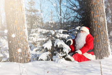 Noel Baba hediyeleri ile açık gelir. Noel Baba kırmızı bir SÜ