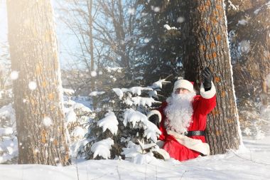 Noel Baba hediyeleri ile açık gelir. Noel Baba kırmızı bir SÜ