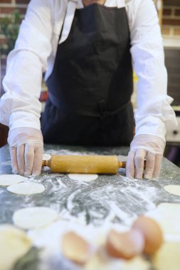 Erkek chef malzemeler kitch un ürünleri hazırlamak için kullanır