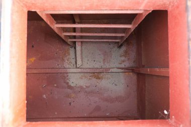 Doku metalik. Sanayi kökenli bir eski paslı