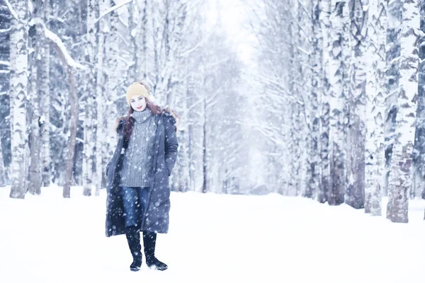 Hermosa chica en una hermosa nieve de invierno —  Fotos de Stock